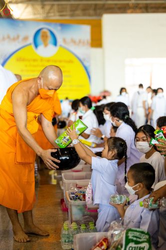 ภาพ No.81517:พิธีตักบาตร ข้าวสารอาหารแห้ง และพิธีบูชาข้าวพระ ณ สภาธรรมกายสากล วัดพระธรรมกาย วันเสาร์ที่ 3 มิถุนายน 2566