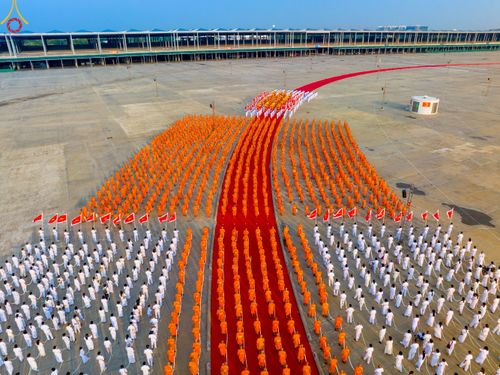 ภาพ No.79136:พิธีอัญเชิญองค์พระบรมพุทธเจ้า 24 องค์ เวียนประทักษิณรอบพระมหาธรรมกายเจดีย์ ณ วัดพระธรรมกาย  วันที่ 2 เมษายน พ.ศ. 2566