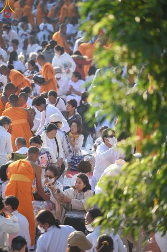 ภาพ No.197862:พิธีตักบาตรพระธรรมยาตรา ณ อนุสรณ์สถานลำดับที่ 4 สถานที่เกิดด้วยกายธรรม วัดโบสถ์(บน) ต.บางคูเวียง จ.นนทบุรี ในโครงการธรรมยาตรา กตัญญูบูชา มหาปูชนียาจารย์ พระมงคลเทพมุนี(สด จนฺทสโร) พระผู้ปราบมาร อนุสรณ์สถาน 7 แห่ง ปีที่ 13 วันที่ 19 มกราคม พ.ศ. 2568