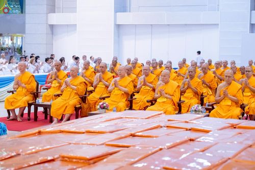 ภาพ No.244151:วันอาทิตย์ที่ 7 กันยายน พ.ศ. 2568 พิธีทอดผ้าป่าสมทบกฐินวัดพระธรรมกาย และสมทบกฐิน 30,000 วัดทั่วไทย ครั้งที่ 2 ณ ห้องแก้วสารพัดนึก 1 วัดพระธรรมกาย