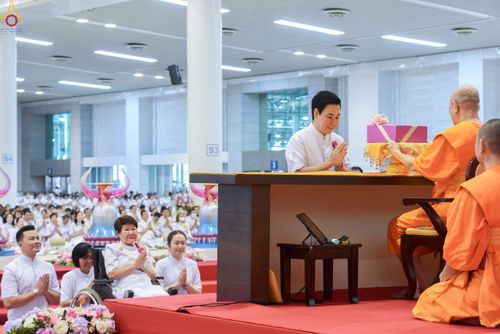 ภาพ No.240916:วันพุธที่ 27 สิงหาคม พ.ศ. 2568 พิธีทอดผ้าป่าเพื่อสร้างอาคาร  82 ปี หลวงพ่อธัมมชโย สมทบกฐินวัดพระธรรมกาย และกฐิน 30,000 วัดทั่วประเทศ ครั้งที่ 1