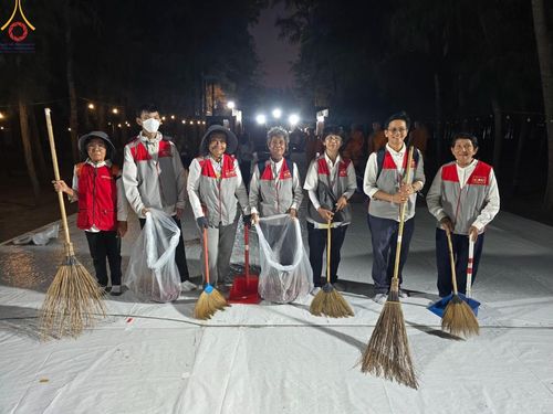 ภาพ No.191627:V.49 สารพัดV สารพัดดี ที่ธรรมยาตรา ในโครงการธรรมยาตรา กตัญญูบูชา มหาปูชนียาจารย์ พระมงคลเทพมุนี(สด จนฺทสโร) พระผู้ปราบมาร อนุสรณ์สถาน 7 แห่ง ปีที่ 13 ระหว่างวันที่ 2-31 มกราคม พ.ศ. 2568