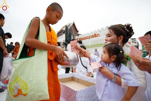 ภาพ No.126265:พิธีทำบุญเมืองนครราชสีมา ฉลอง 556 ปี ตักบาตรพระ 10,000 รูป ในวันเสาร์ที่ 2 มีนาคม พ.ศ.2567 ณ อนุสาวรีย์ท้าวสุรนารี จ.นครราชสีมา จัดโดย คณะสงฆ์จังหวัดนครราชสีมา ร่วมกับสำนักงานจังหวัดนครราชสีมา