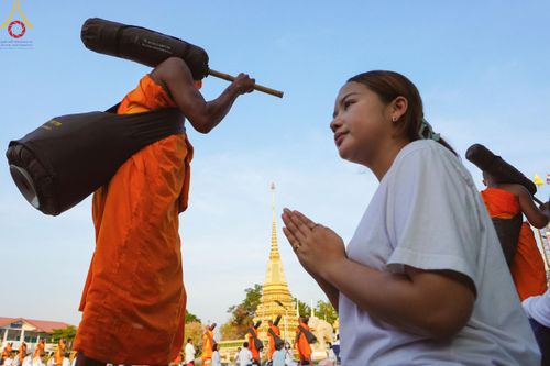 ภาพ No.110612:พิธีต้อนรับพระธรรมยาตรา ในโครงการธรรมยาตรากตัญญูบูชา มหาปูชนียาจารย์ พระมงคลเทพมุนี(สด จนฺทสโร) พระผู้ปราบมาร อนุสรณ์สถาน 7 แห่ง ปีที่ 12 วันที่ 11 มกราคม พ.ศ. 2567 ณ อนุสรณ์สถานลำดับที่ 3 สถานที่เกิดใหม่ในเพศสมณะ วัดสองพี่น้อง จ.สุพรรณบุรี