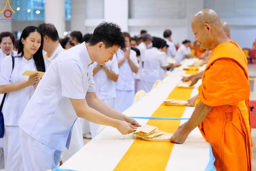 ภาพ No.136788:พิธีตักบาตร พิธีบูชาข้าวพระ ในวันอาทิตย์ต้นเดือนที่ 5 พฤษภาคม พ.ศ. 2567 ณ วัดพระธรรมกาย จ.ปทุมธานี