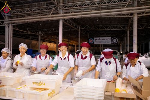 ภาพ No.287297:วันที่ 3 มกราคม พ.ศ.2569 พิธีถวายภัตตาหารเป็นสังฆทาน แด่พระธรรมยาตรา ณ วัดพระธรรมกาย  จังหวัดปทุมธานี ในโครงการธรรมยาตรา กตัญญูบูชา มหาปูชนียาจารย์ พระมงคลเทพมุนี(สด จนฺทสโร) พระผู้ปราบมาร อนุสรณ์สถาน 7 แห่ง ปีที่ 14