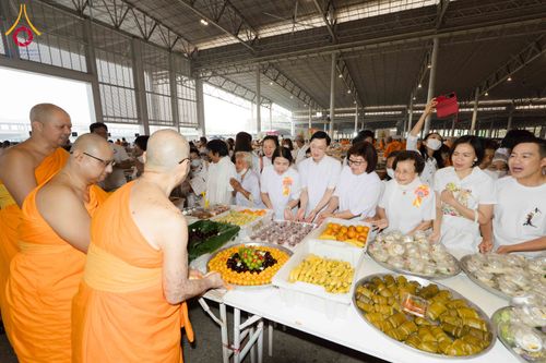 ภาพ No.306976:วันที่ 31 มกราคม พ.ศ. 2569 พิธีถวายภัตตาหารเป็นสังฆทาน แด่พระธรรมยาตรา ณ วัดพระธรรมกาย  จังหวัดปทุมธานี ในโครงการธรรมยาตรา กตัญญูบูชา มหาปูชนียาจารย์ พระมงคลเทพมุนี(สด จนฺทสโร) พระผู้ปราบมาร อนุสรณ์สถาน 7 แห่ง ปีที่ 14