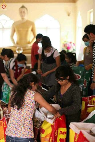 ภาพ No.17287:มูลนิธิธรรมกายช่วยเหลือผู้ประสบภัยแผ่นดินไหวที่ประเทศเนปาล