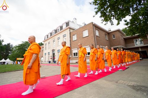 ภาพ No.83874:พิธีเวียนประทักษิณ,พิธีบรรพชาและพิธีอุปสมบทหมู่ ในโครงการอบรมพระธรรมทายาทในทวีปยุโรป  รุ่นที่ 9 วันอาทิตย์ที่ 16 กรกฎาคม พ.ศ. 2566 ณ วัดพระธรรมกายเบเนลักซ์  ประเทศเบลเยียม