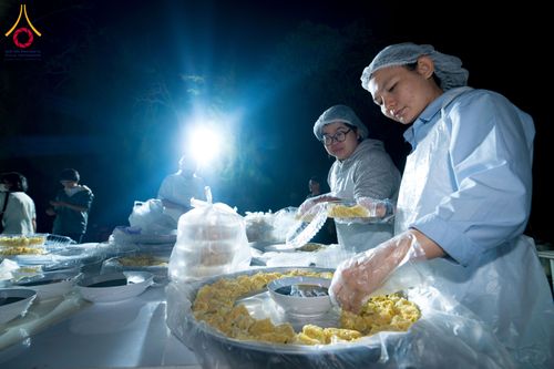 ภาพ No.287940:วันที่ 4 มกราคม พ.ศ. 2569 พิธีถวายภัตตาหารเป็นสังฆทาน แด่พระธรรมยาตรา ในโครงการธรรมยาตรา กตัญญูบูชา มหาปูชนียาจารย์ พระมงคลเทพมุนี(สด จนฺทสโร) พระผู้ปราบมาร อนุสรณ์สถาน 7 แห่ง ปีที่ 14 ณ อนุสรณ์สถานมหาวิหารพระมงคลเทพมุนี (โลตัสแลนด์) อ.สองพี่น้อง จ.สุพรร