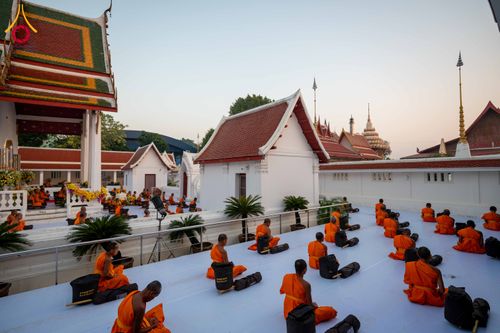 ภาพ No.297309:วันที่ 15 มกราคม พ.ศ.2569 พระธรรมยาตราปฏิบัติธรรมและถ่ายภาพหมู่ประวัติศาสตร์ อนุสรณ์สถานลำดับที่ 4 สถานที่เกิดด้วยกายธรรม  ณ วัดโบสถ์บน ต.บางคูเวียง จ.นนทบุรี ในโครงการธรรมยาตรา กตัญญูบูชา มหาปูชนียาจารย์ พระมงคลเทพมุนี(สด จนฺทสโร) พระผู้ปราบมาร อนุสรณ์ส