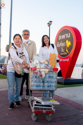 ภาพ No.282582:วันเสาร์ที่ 20 ธันวาคม พ.ศ.2568 พิธีตักบาตรพระ 10,000 รูป (ชุด 2) เนื่องในโอกาส 194 ปี จังหวัดกาญจนบุรี และอุทิศส่วนกุศลให้แด่บรรพชนทั้งหลาย บริเวณถนนสองแคว (Skywalk) เมืองกาญจนบุรี