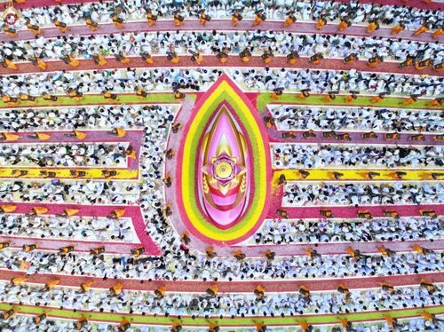 ภาพ No.287495:วันที่ 3 มกราคม พ.ศ. 2569 พิธีต้อนรับพระธรรมยาตรา ในโครงการธรรมยาตรา กตัญญูบูชา มหาปูชนียาจารย์ พระมงคลเทพมุนี(สด จนฺทสโร) พระผู้ปราบมาร อนุสรณ์สถาน 7 แห่ง ปีที่ 14 ณ อนุสรณ์สถานมหาวิหารพระมงคลเทพมุนี (โลตัสแลนด์) อ.สองพี่น้อง จ.สุพรรณบุรี