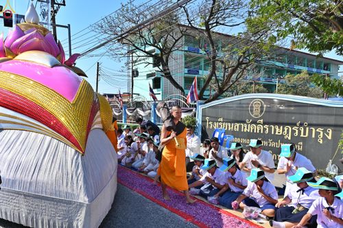 ภาพ No.304165:วันที่ 25 มกราคม พ.ศ. 2569 พิธีต้อนรับพระธรรมยาตรา  รร.สามัคคีราษฏร์บำรุง-วัดพระธรรมกาย ในโครงการธรรมยาตรา กตัญญูบูชา มหาปูชนียาจารย์ พระมงคลเทพมุนี(สด จนฺทสโร) พระผู้ปราบมาร อนุสรณ์สถาน 7 แห่ง ปีที่ 14