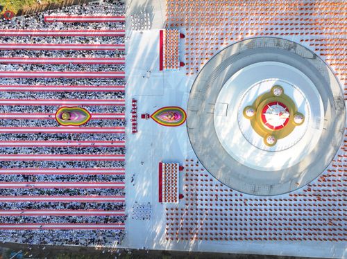 ภาพ No.292410:วันที่ 11 มกราคม พ.ศ. 2569 พิธีตักบาตรพระธรรมยาตรา ณ อนุสรณ์สถานคลองบางนางแท่น อ.สามพราน จ.นครปฐม ในโครงการธรรมยาตรา กตัญญูบูชา มหาปูชนียาจารย์ พระมงคลเทพมุนี(สด จนฺทสโร) พระผู้ปราบมาร อนุสรณ์สถาน 7 แห่ง ปีที่ 14