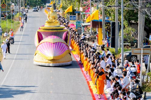 ภาพ No.292836:วันที่ 11 มกราคม พ.ศ. 2569 พิธีต้อนรับพระธรรมยาตรา ณ อนุสรณ์สถานลำดับที่ 3 สถานที่เกิดในเพศสมณะ วัดสองพี่น้อง อำเภอสองพี่น้อง จังหวัดสุพรรณบุรี ในโครงการธรรมยาตรา กตัญญูบูชา มหาปูชนียาจารย์ พระมงคลเทพมุนี(สด จนฺทสโร) พระผู้ปราบมาร อนุสรณ์สถาน 7 แห่ง ปีที