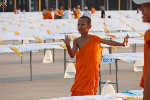 ภาพ No.321520:วันที่ 9-10 เมษายน พ.ศ.2569 การเตรียมงาน มัดถุงน้ำ ถ่วงขาโต๊ะไทยธรรม เพื่องานถวายมหาสังฆทาน 40,000 กว่าวัดทั่วประเทศ วันคุ้มครองโลก 22 เมษายน พ.ศ.2569 วัดพระธรรมกาย