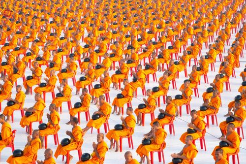 ภาพ No.201055:พิธีตักบาตรพระธรรมยาตรา ณ อนุสรณ์สถานลำดับที่ 5 สถานที่เผยแผ่วิชชาธรรมกายครั้งแรก อนุสรณ์สถานบางปลา วัดบางปลา อำเภอบางเลน จังหวัดนครปฐม ในโครงการธรรมยาตรา กตัญญูบูชา มหาปูชนียาจารย์ พระมงคลเทพมุนี(สด จนฺทสโร) พระผู้ปราบมาร อนุสรณ์สถาน 7 แห่ง ปีที่ 13
