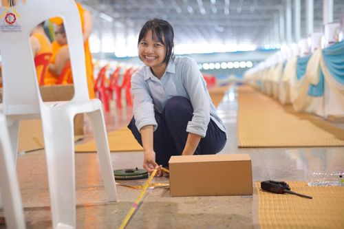 ภาพ No.59668:V.39 ทุ่มสุดใจ ธรรมชัย 80 ปี การเตรียมงาน การปฏิบัติงาน ของเจ้าหน้าที่หน่วยงานต่างๆ เพื่อพิธีฉลองอายุวัฒนมงคล 80 ปี หลวงพ่อธัมมชโย และรับถวายมหาสังฆทาน 10,000 กว่าวัดทั่วประเทศ ในวันคุ้มครองโลก จันทร์ที่ 22 เมษายน พ.ศ. 2567