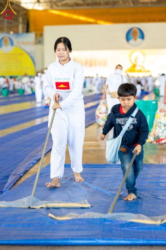 ภาพ No.99673:พิธีตักบาตรวันอาทิตย์ต้นเดือน ณ สภาธรรมกายสากล วัดพระธรรมกาย จ.ปทุมธานี วันอาทิตย์ที่ 3 ธันวาคม พ.ศ. 2566