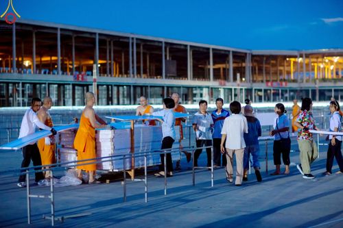 ภาพ No.218484:วันที่ 15 - 18 เมษายน พ.ศ. 2568 การเตรียมภาชนะสำหรับถวายภัตตาหาร , การจัดโต๊ะเก้าอี้ในลานธรรม , การแพ็คพัสดุงานต้อนรับ เพื่องานวันคุ้มครองโลก 22 เมษายน พ.ศ.2568 วัดพระธรรมกาย