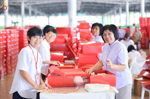 ภาพ No.212053:วันจันทร์ที่ 17 มีนาคม พ.ศ. 2568 บุญบรรจุกล่องไทยธรรม เพื่อถวายแด่พระสังฆาธิการ 40,000 กว่าวัดทั่วไทย ในวันคุ้มครองโลก 22 เมษายน พ.ศ. 2568 ณ บ้านแก้วเรือนทองคุณยายฯ วัดพระธรรมกาย