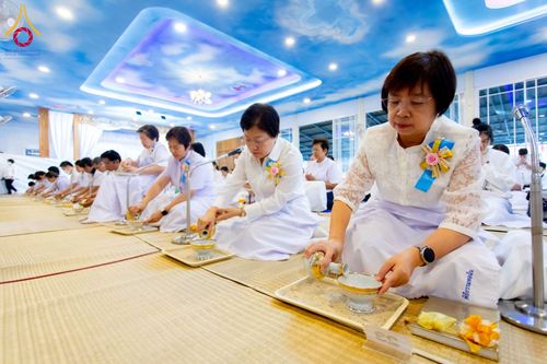 ภาพ No.196945:พิธีถวายภัตตาหารเป็นสังฆทาน แด่พระธรรมยาตรา ณ วัดโบสถ์(บน) ตำบลบางคูเวียง อำเภอบางกรวย จังหวัดนนทบุรี ในโครงการธรรมยาตรา กตัญญูบูชา มหาปูชนียาจารย์ พระมงคลเทพมุนี(สด จนฺทสโร) พระผู้ปราบมาร อนุสรณ์สถาน 7 แห่ง ปีที่ 13 วันที่ 18 มกราคม พ.ศ. 2568