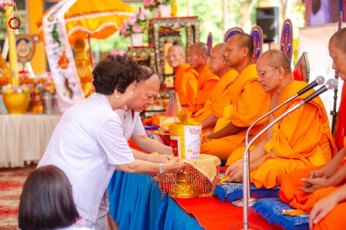 ภาพ No.170762:พิธีทอดกฐิน ณ วัดมงคลพุการาม ปทุมธานี ในโครงการกฐินสามัคคีทั่วไทย 30,000 วัด บูชาธรรม 80 ปี หลวงพ่อธัมมชโย โดยคณะศิษยานุศิษย์วัดพระธรรมกาย วันที่ 27 ตุลาคม พ.ศ. 2567