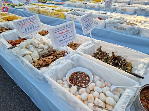 ภาพ No.108481:ถวายภัตตาหารเป็นสังฆทาน แด่คณะพระธรรมยาตราฯ ในโครงการธรรมยาตรากตัญญูบูชา มหาปูชนียาจารย์ พระมงคลเทพมุนี(สด จนฺทสโร) พระผู้ปราบมาร อนุสรณ์สถาน 7 แห่ง ปีที่ 12 วันที่ 7 มกราคม พ.ศ. 2567 ณ อนุสรณ์สถานโลตัสแลนด์ จ.สุพรรณบุรี