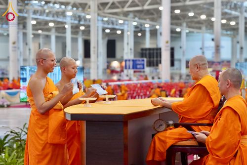 ภาพ No.237468:วันอาทิตย์ที่ 10 สิงหาคม พ.ศ.2568 พิธีมอบใบประกาศเกียรติคุณ โครงการสอบบาลี "ฉลองแชมป์" บูชาธรรม 80 ปี หลวงพ่อธัมมชโย ประจำปี 2568 และ พิธีมอบดวงแก้วสามเณรทรงบาลีไวยากรณ์ ณ สภาธรรมกายสากล วัดพระธรรมกาย ปทุมธานี