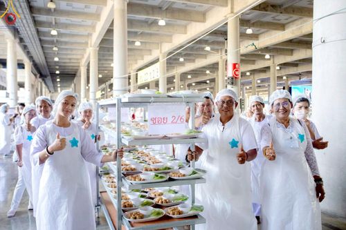 ภาพ No.219432:วันอังคารที่ 22 เมษายน พ.ศ. 2568 พิธีมอบปัจจัยช่วยเหลือครู 4 จังหวัดชายแดนภาคใต้ , พิธีกล่าวคำถวายอุปกรณ์ เพื่อเตรียมการต้อนรับคณะสงฆ์ฯ , พิธีกล่าวคำถวายภัตตาหารเป็นสังฆทาน , คณะสงฆ์ฉันภัตตาหารเพล  เนื่องในวันคุ้มครองโลก พิธีถวายมหาสังฆทานแด่คณะสงฆ์