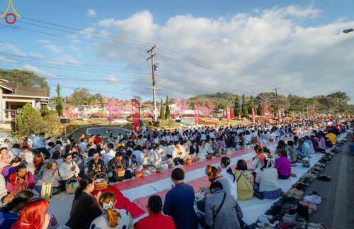 ภาพ No.187177:พิธีตักบาตรพระ ๕๐๐ รูป "สร้างบุญใหญ่ ส่งท้ายปีเก่า ต้อนรับปีใหม่ ๒๕๖๘" วันเสาร์ที่ ๒๘ ธันวาคม พ.ศ. ๒๕๖๗ ณ ถนนหน้าที่ว่าการอำเภอภูเรือ จังหวัดเลย