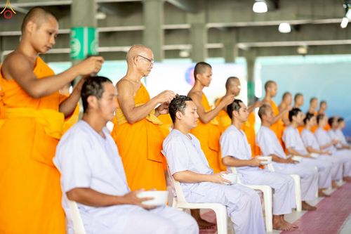 ภาพ No.248628:วันที่ 28 กันยายน พ.ศ. 2568 พิธีตัดปอยผม และปลงผม โครงการอุปสมบทบูชาธรรม 141 ปี พระมงคลเทพมุนี ณ วิหารคด วัดพระธรรมกาย