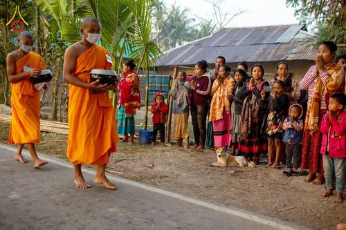 ภาพ No.76412:คณะสงฆ์และสามเณรบิณฑบาต ประเทศบังกลาเทศ วันที่ 11 กุมภาพันธ์ พ.ศ. 2566