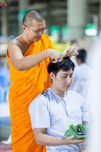 ภาพ No.242983:วันที่ 31 สิงหาคม พ.ศ. 2568 พิธีตัดปอยผมและปลงผม โครงการอุปสมบทหมู่บูชาธรรม ครบรอบ 108 ปี วันครูผู้ค้นพบวิชชาธรรมกาย ณ วัดพระธรรมกาย