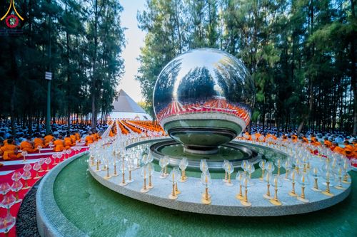 ภาพ No.107145:พิธีจุดประทีปถวายเป็นพุทธบูชา และบูชาธรรมมหาปูชนียาจารย์ ในโครงการธรรมยาตรากตัญญูบูชา มหาปูชนียาจารย์ พระมงคลเทพมุนี(สด จนฺทสโร) พระผู้ปราบมาร  อนุสรณ์สถาน 7 แห่ง ปีที่ 12  วันที่ 6 มกราคม พ.ศ. 2567 ณ อนุสรณ์สถานมหาวิหารพระมงคลเทพมุนี อ.สองพี่น้อง จ.สุพร