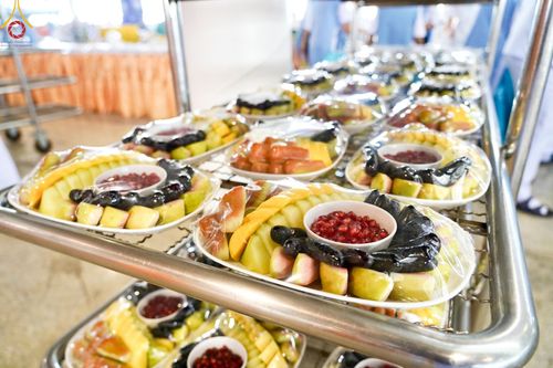 ภาพ No.60242:คณะสงฆ์ 10,000 กว่าวัดฉันภัตตาหารเพล ในวันคุ้มครองโลก วันจันทร์ที่ 22 เมษายน พ.ศ. 2567 ณ สภาธรรมกายสากล วัดพระธรรมกาย