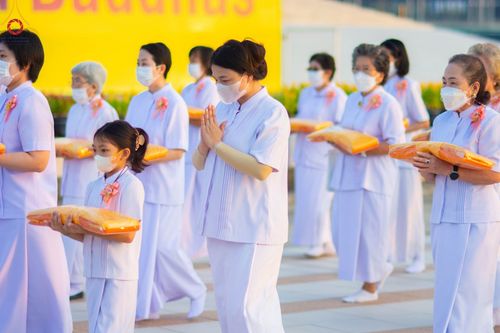 ภาพ No.101450:พิธีเวียนประทักษิณ, พิธีวันทาเจดีย์, พิธีขอขมาและมอบผ้าไตร ในโครงการอุปสมบทหมู่ รุ่นบูชาธรรมมหาปูชนียาจารย์ ณ วัดพระธรรมกาย ในวันที่ 9 ธันวาคม พ.ศ. 2566