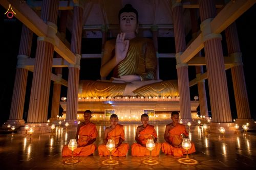 ภาพ No.76584:คณะสงฆ์และสามเณรบังกลาเทศ ปฎิบัติธรรมและจุดโคมประทีปถวายเป็นพุทธบูชา วันที่ 17 กุมภาพันธ์ พ.ศ. 2566