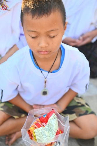 ภาพ No.197667:พิธีตักบาตรพระธรรมยาตรา ณ อนุสรณ์สถานลำดับที่ 4 สถานที่เกิดด้วยกายธรรม วัดโบสถ์(บน) ต.บางคูเวียง จ.นนทบุรี ในโครงการธรรมยาตรา กตัญญูบูชา มหาปูชนียาจารย์ พระมงคลเทพมุนี(สด จนฺทสโร) พระผู้ปราบมาร อนุสรณ์สถาน 7 แห่ง ปีที่ 13 วันที่ 19 มกราคม พ.ศ. 2568