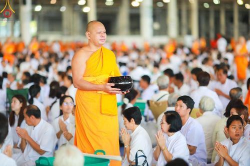 ภาพ No.158957:พิธีตักบาตร ในวันอาทิตย์ต้นเดือน วันที่ 6 ตุลาคม พ.ศ. 2567 ณ สภาธรรมกายสากล วัดพระธรรมกาย