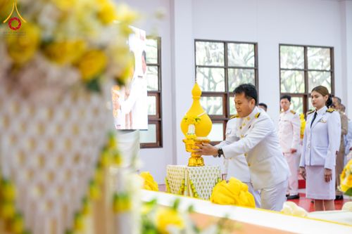 ภาพ No.179625:พิธีเจริญพระพุทธมนต์ พิธีทำบุญตักบาตรถวายพระราชกุศล และพิธีวางพานพุ่มดอกไม้ถวายราชสักการะ  แด่พระบาทสมเด็จพระบรมชนกาธิเบศร มหาภูมิพลอดุลยเดชมหาราช บรมนาถบพิตร เนื่องในวันคล้ายวันพระบรมราชสมภพ วันชาติ และวันพ่อแห่งชาติ วันพฤหัสบดีที่ 5 ธันวาคม พ.ศ. 2567 ณ