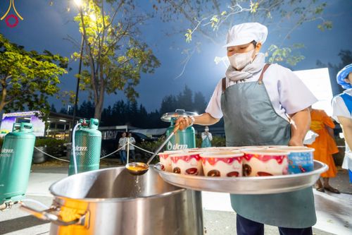 ภาพ No.111877:พิธีถวายภัตตาหารเป็นสังฆทาน แด่คณะพระธรรมยาตราฯ ในโครงการธรรมยาตรา กตัญญูบูชา มหาปูชนียาจารย์ พระมงคลเทพมุนี(สด จนฺทสโร) พระผู้ปราบมาร อนุสรณ์สถาน 7 แห่ง ปีที่ 12 วันที่ 14 มกราคม พ.ศ. 2567 ณ อนุสรณ์สถานมหาวิหารพระมงคลเทพมุนี  (โลตัสแลนด์) อ.สองพี่น้อง จ