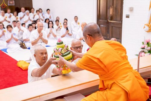 ภาพ No.252265:วันที่ 4-5 ตุลาคม พ.ศ. 2568  วัดพระธรรมกายแคลิฟอร์เนีย ประเทศสหรัฐอเมริกา ได้จัดพิธีตัดปอยผม โดยคณะสงฆ์ ญาติ ๆ และสาธุชน ให้กับนาคธรรมทายาท 8 ท่าน และได้จัดพิธีบรรพชา-อุปสมบท ฉลองพิธีทอดกฐินบรมจักรพรรดิ สร้างอุโบสถ 82 ปี บูชาธรรมหลวงพ่อธัมมชโย