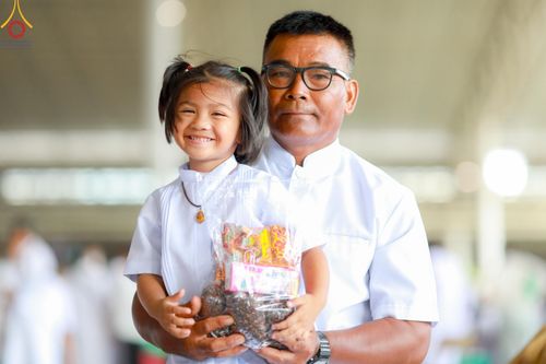 ภาพ No.139093:พิธีตักบาตร , พิธีบูชาข้าวพระ ณ ห้องแก้วสารพัด 1 สภาธรรมกายสากล วัดพระธรรมกาย วันอาทิตย์ต้นเดือนที่ 2 มิถุนายน พ.ศ. 2567