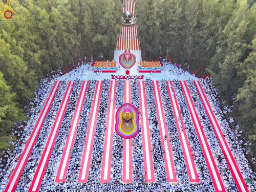 ภาพ No.107404:พิธีตักบาตรพระธรรมยาตราฯ ในโครงการธรรมยาตรากตัญญูบูชา มหาปูชนียาจารย์ พระมงคลเทพมุนี(สด จนฺทสโร) พระผู้ปราบมาร ปีที่ 12 ณ อนุสรณ์สถานมหาวิหารพระมงคลเทพมุนี อ.สองพี่น้อง จ.สุพรรณบุรี วันที่ 7 มกราคม พ.ศ. 2567