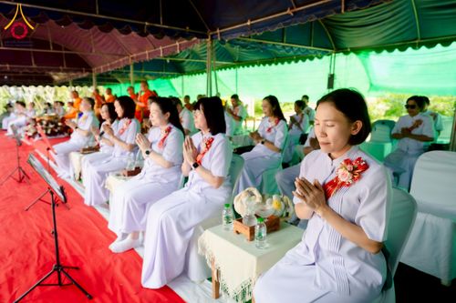 ภาพ No.255499:วันที่ 13 ตุลาคม พ.ศ. 2568 พิธีบรรจุพระบรมสารีริกธาตุ ผูกผ้า 7 สี เพื่อความเป็นสิริมงคล  และ ยกช่อฟ้า ประดิษฐานบนหลังคาอุโบสถวัดทุ่งเจริญธรรม ถวายบูชาธรรม 81 ปี หลวงพ่อธัมมชโย โดยคณะศิษยานุศิษย์ ณ วัดทุ่งเจริญธรรม อ.อมก๋อย จ.เชียงใหม่