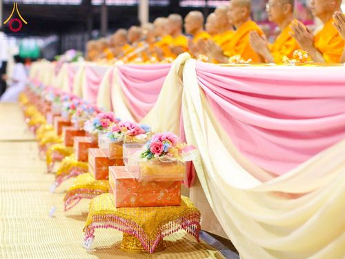 ภาพ No.203224:พิธีถวายภัตตาหารเป็นสังฆทาน แด่พระธรรมยาตรา ณ วัดพระธรรมกาย ตำบลคลองสาม อำเภอคลองหลวง จังหวัดปทุมธานี ในโครงการธรรมยาตรา กตัญญูบูชา มหาปูชนียาจารย์ พระมงคลเทพมุนี(สด จนฺทสโร) พระผู้ปราบมาร อนุสรณ์สถาน 7 แห่ง ปีที่ 13 วันที่ 29 มกราคม พ.ศ. 2568