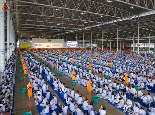 ภาพ No.149932:พิธีตักบาตร , พิธีปฎิบัติธรรม , พิธีถวายภัตตาหารเมนูสวรรค์ ในพรรษาแห่งการเข้าถึงธรรม วันธรรมชัย วันอังคารที่ 27 สิงหาคม พ.ศ.2567 ณ สภาธรรมกายสากล วัดพระธรรมกาย