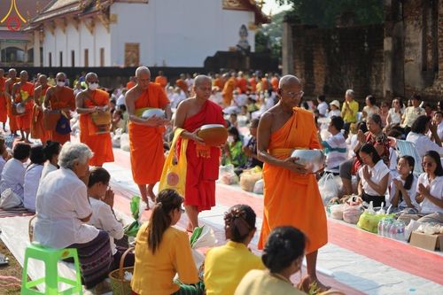 ภาพ No.58720:พิธีตักบาตรพระ ๑,๐๐๐ รูป สมโภชครบรอบ ๘๐๐ ปี พระบรมธาตุเมืองเชลียง ณ วัดพระศรีรัตนมหาธาตุ ราชวรวิหาร  (วัดพระปรางค์) ต.ศรีสัชนาลัย  อ.ศรีสัชนาลัย จ.สุโขทัย วันพฤหัสบดีที่ ๒๕ เมษายน พ.ศ. ๒๕๖๗